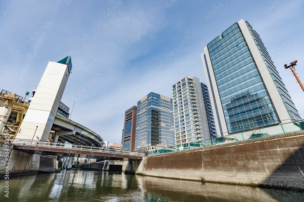 東京の川を航行する船から見る風景