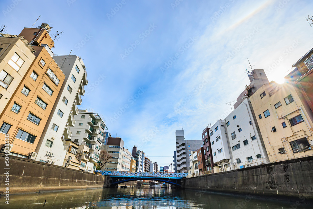 東京の川を航行する船から見る風景