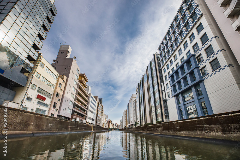 東京の川を航行する船から見る風景