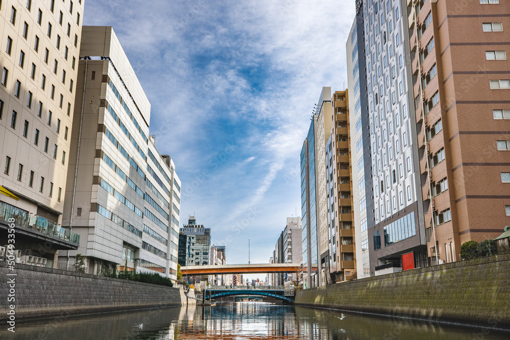 東京の川を航行する船から見る風景