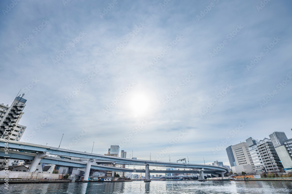 東京の川を航行する船から見る風景