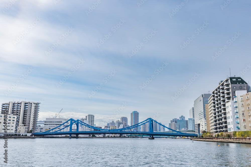 東京の川を航行する船から見る風景