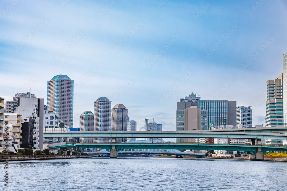 東京の川を航行する船から見る風景