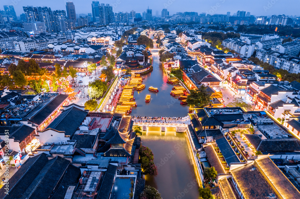 中国江苏省南京市秦淮河游船夜间鸟瞰图