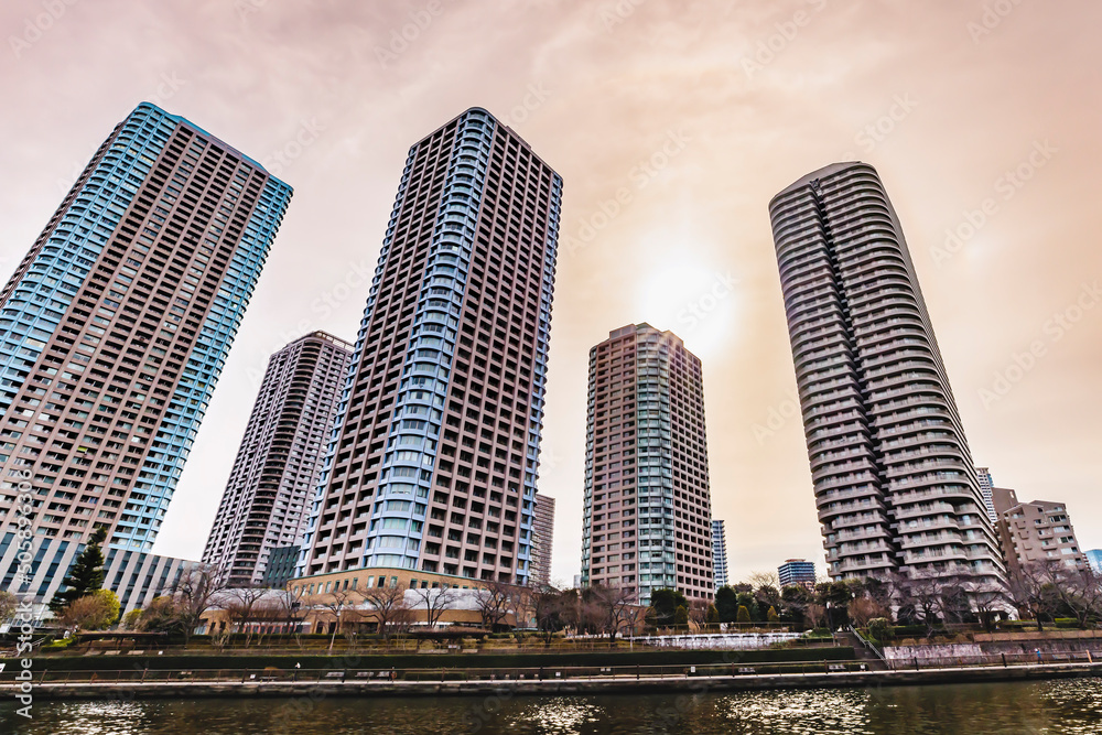 東京の川を航行する船から見る風景