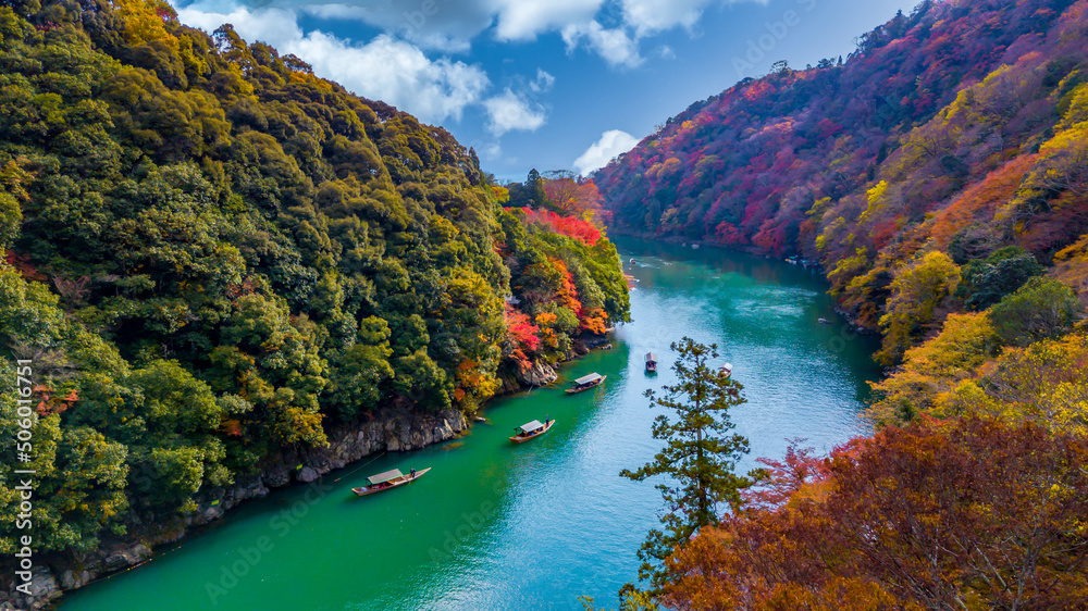 日本京都河边的荒山秋日，鸟瞰荒山Togetsu或Toget