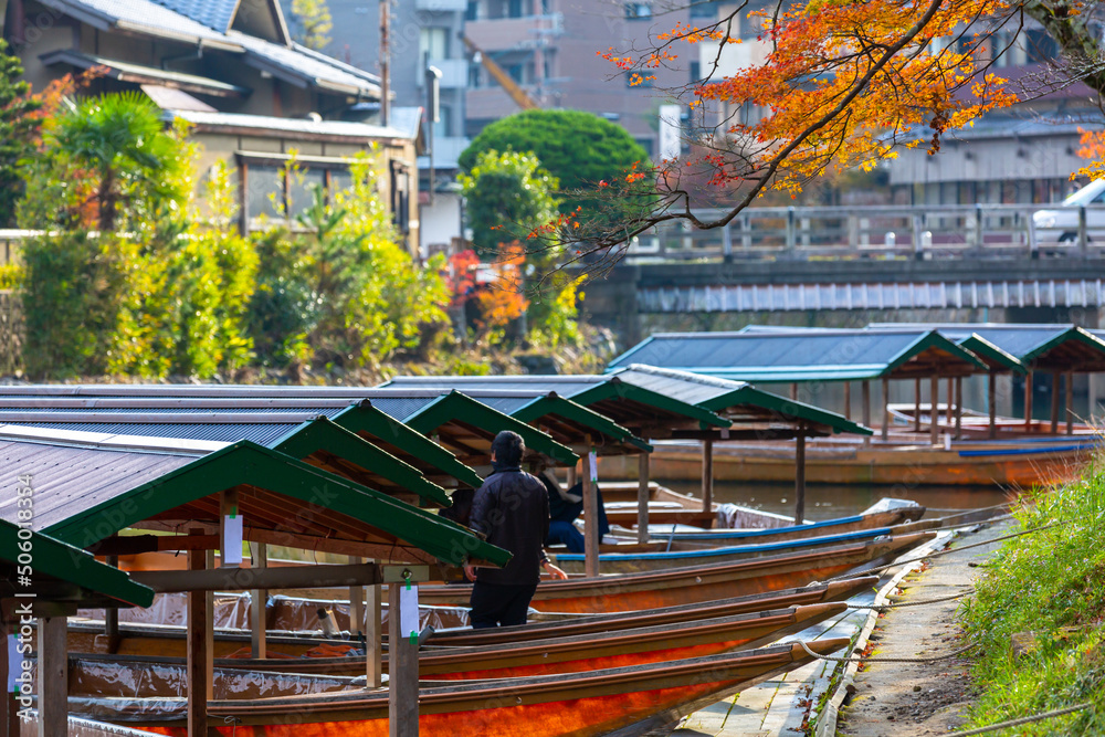 Hozugawa河的乘船码头，游客可以乘船欣赏Hozu河岸的秋景