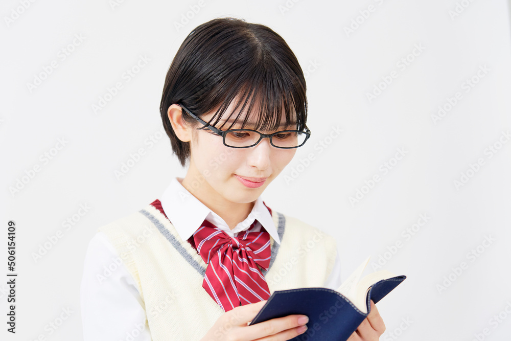 白背景で読書する女子高生