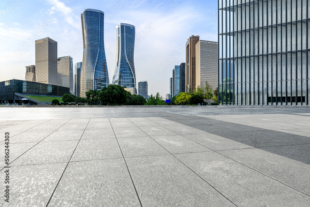 中国杭州，空荡荡的广场层和城市天际线，现代商业建筑。