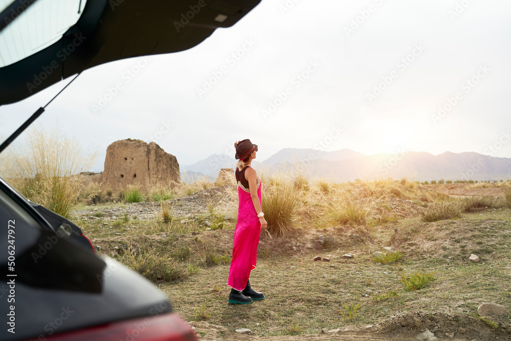 年轻的亚洲女性汽车旅行者在路上享受清晨的阳光