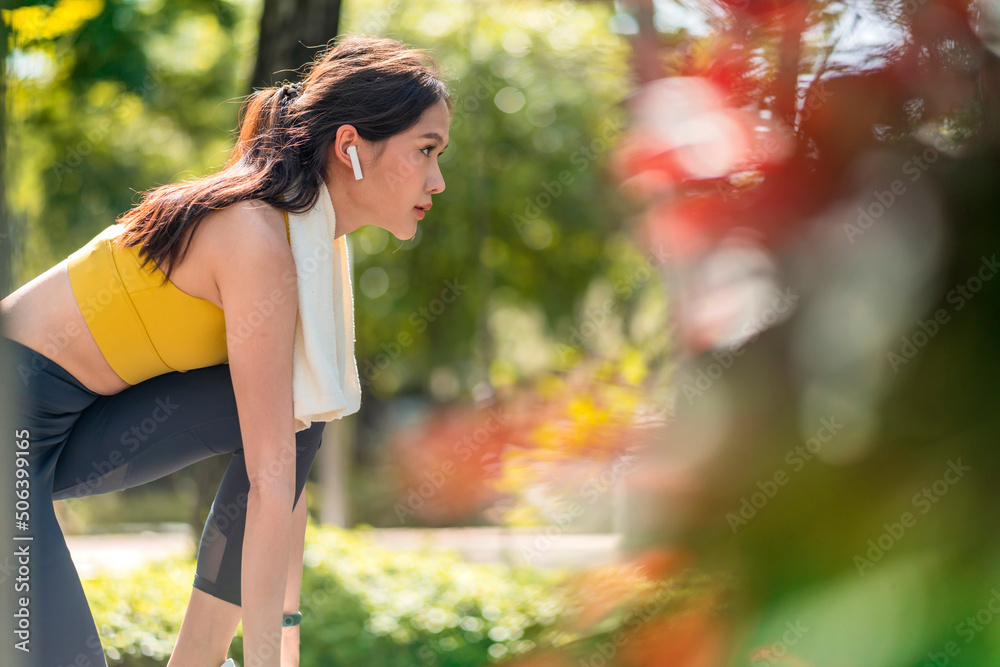 亚洲女子运动女运动员系鞋带在公园慢跑在公共场合穿跑鞋