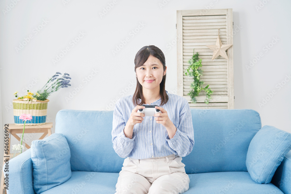 リビングでテレビゲームをする女性