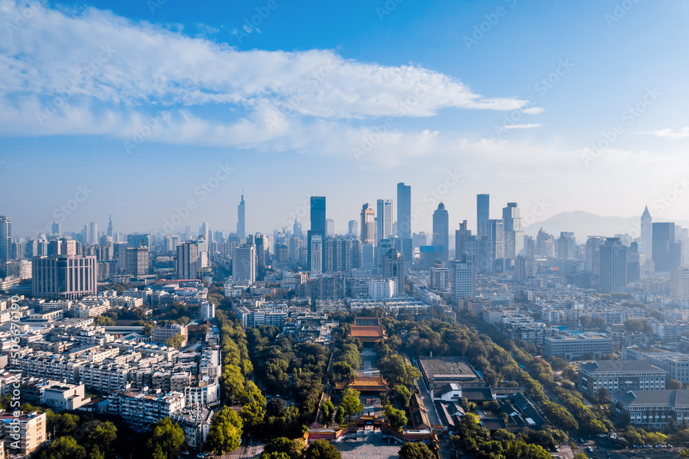 中国江苏省南京市朝天庙和城市天际线鸟瞰图