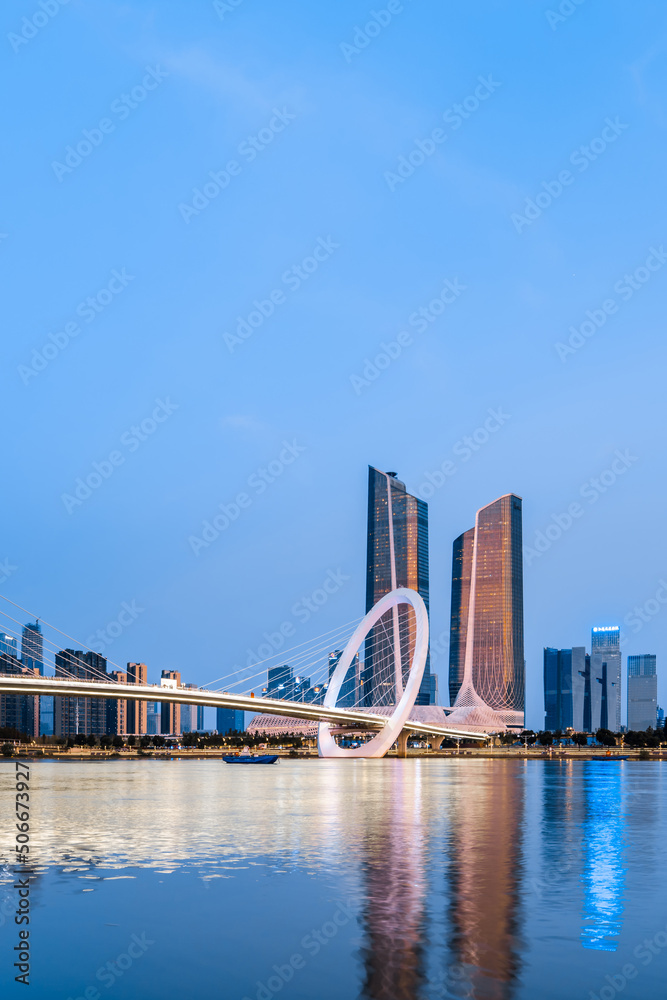 中国江苏省南京市南京眼桥和保利剧院城市天际线夜景