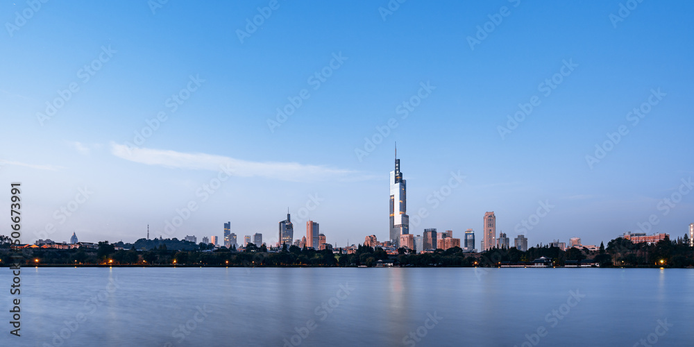 中国江苏南京紫峰塔与城市天际线夜景