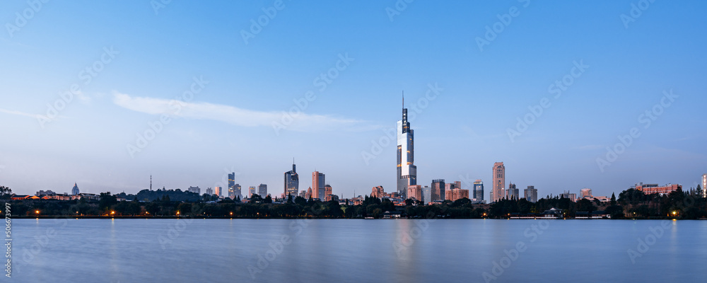 中国江苏南京紫峰塔与城市天际线夜景