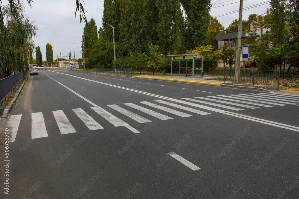 城市柏油路上的人行横道