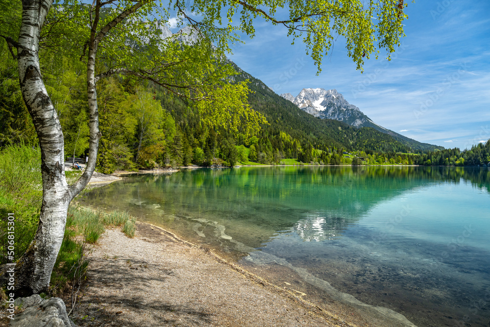 怀尔德-凯撒山脉反映在田园诗般的Hintersteiner See，Scheffau，Tyrol，Austria，Europ