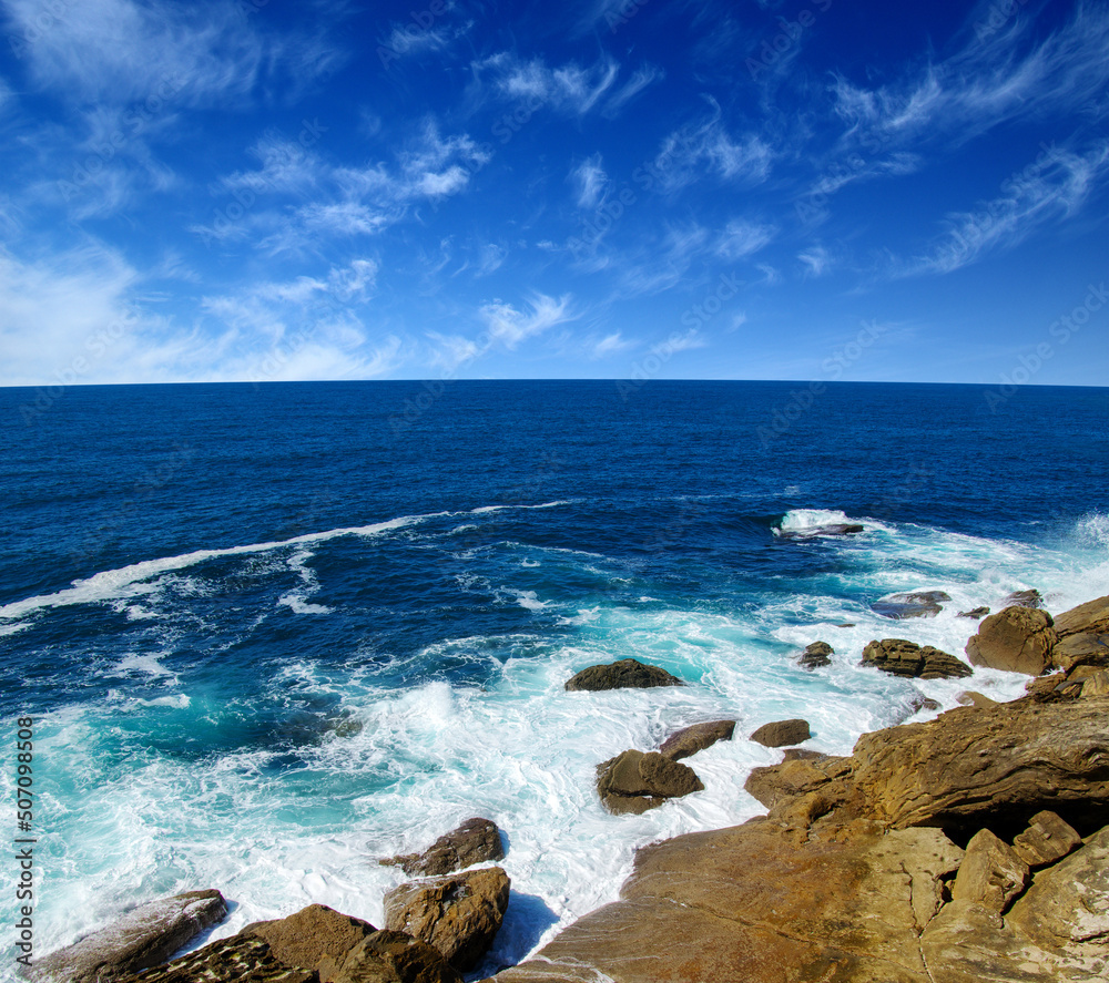 海浪冲击岩石