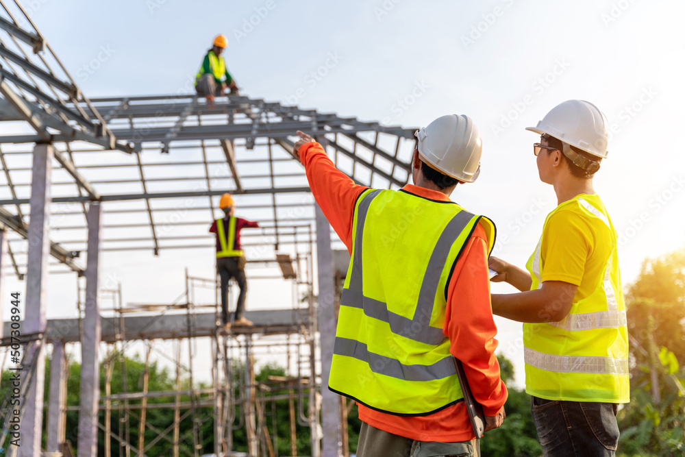 4名建筑工地工人，工业建筑工地。与Civi的房地产项目