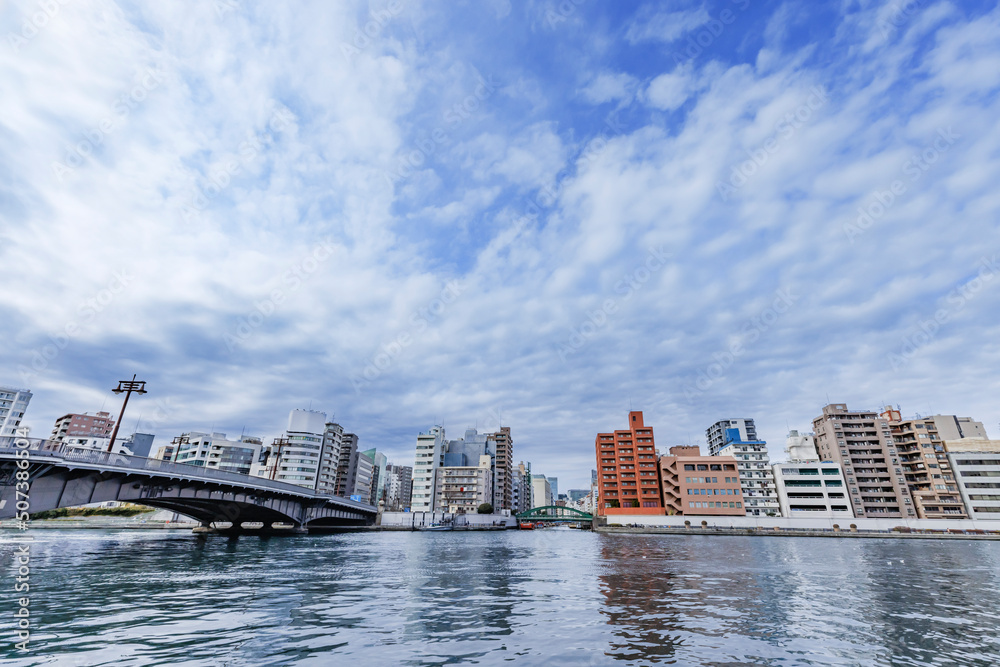 東京の湾岸エリアに建つビル群