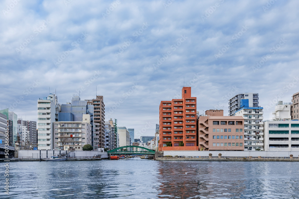 東京の湾岸エリアに建つビル群