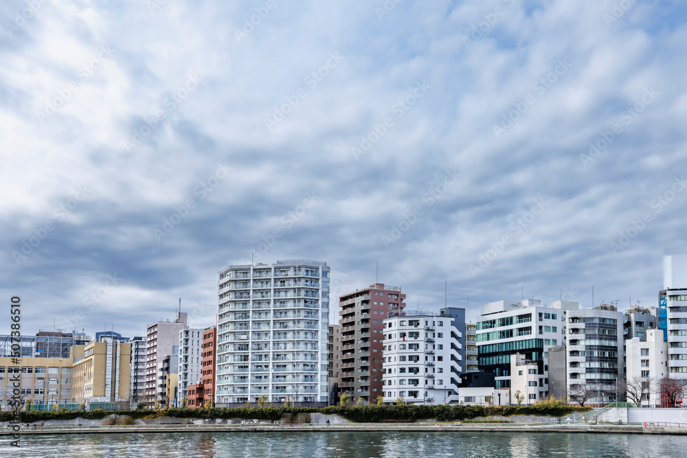 東京の湾岸エリアに建つビル群