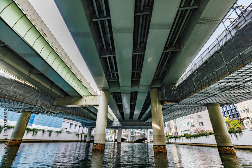 東京の川を航行する船から見る風景