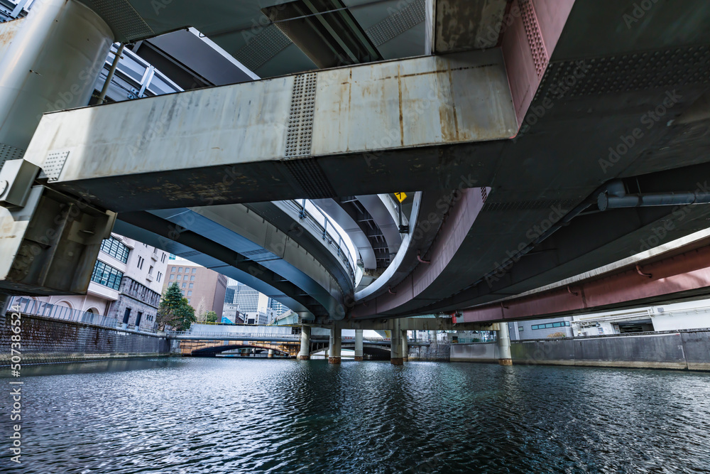 東京の川を航行する船から見る風景