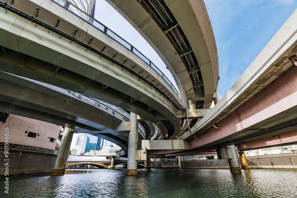 東京の川を航行する船から見る風景