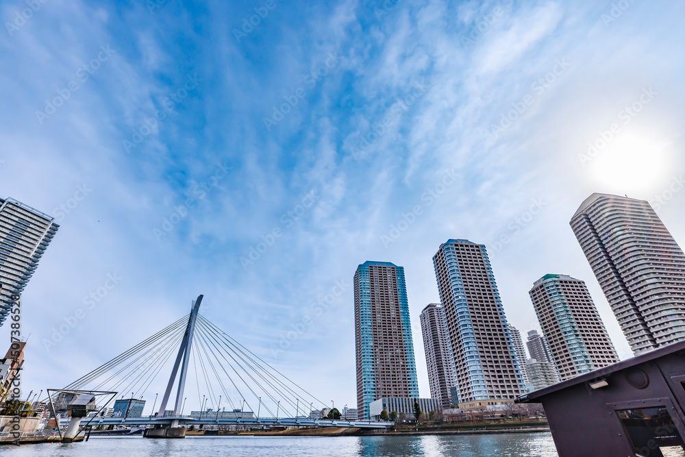 東京の川を航行する船から見る風景