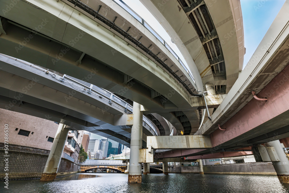 東京の川を航行する船から見る風景