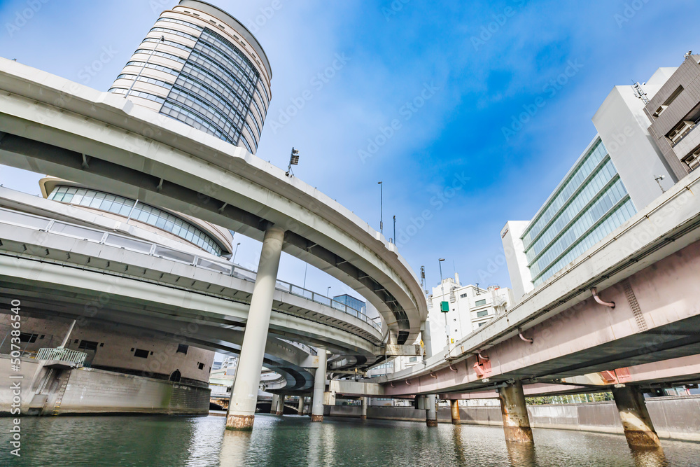 東京の川を航行する船から見る風景