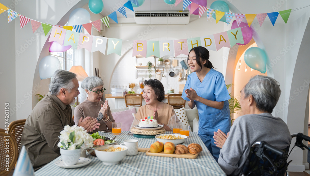 一群亚洲老年人在家举办生日派对，在养老院庆祝生日