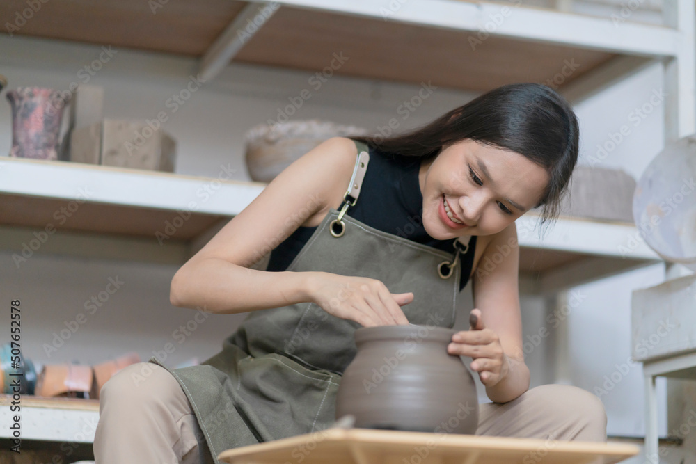 在陶轮上工作的女性双手特写，亚洲女性雕塑女性塑造模具小va