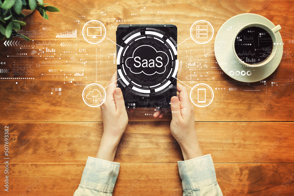 SaaS——一个人拿着平板电脑的软件即服务概念