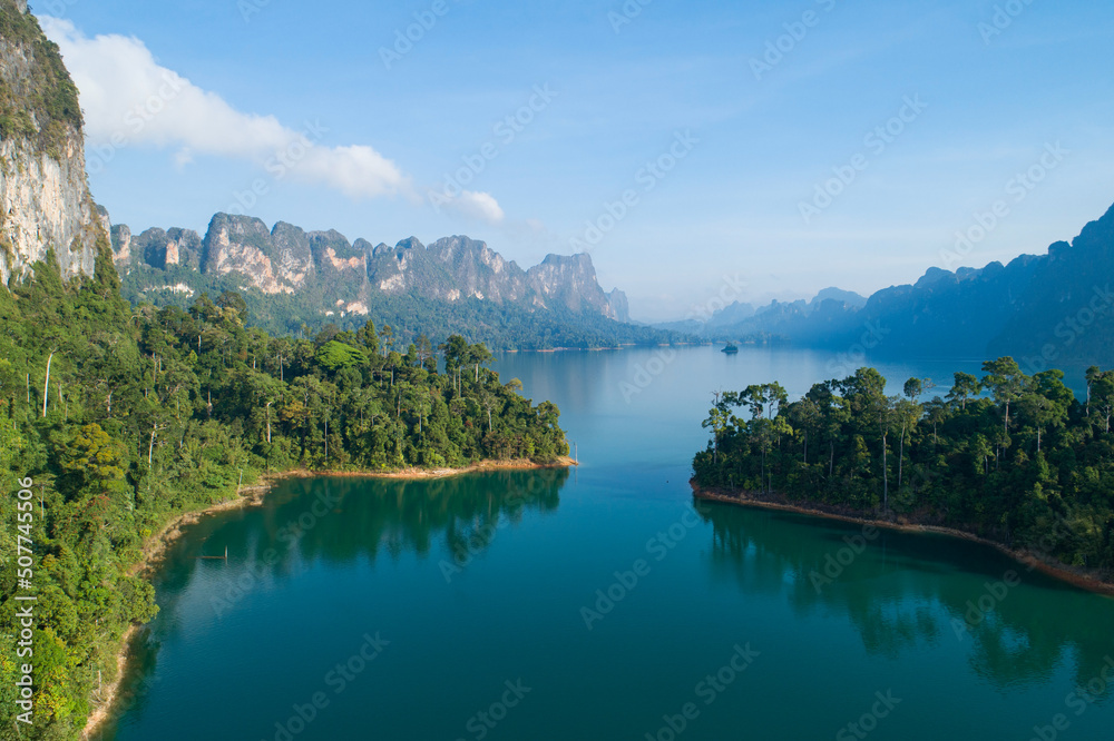 无人机俯瞰泰国热带山峰美丽的群岛泰国风景