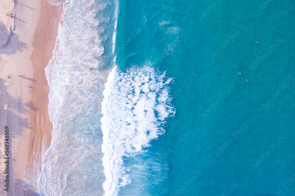 鸟瞰沙滩和海浪Aeria拍摄的夏季早晨美丽的热带海洋