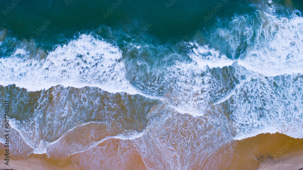 鸟瞰沙滩和海浪Aeria拍摄的夏季早晨美丽的热带海洋