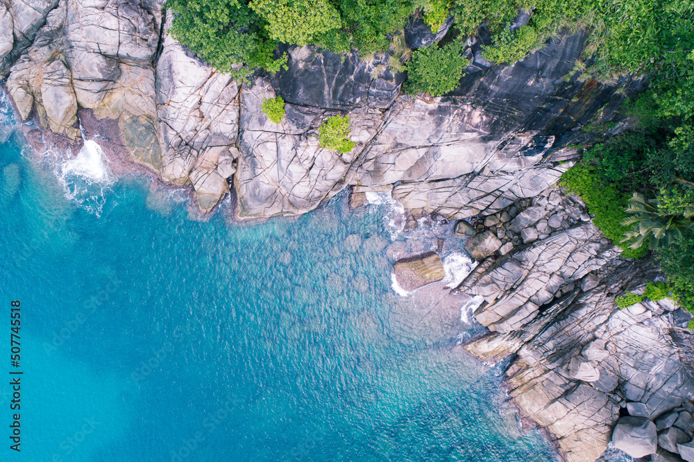 鸟瞰图自上而下，海浪拍打着海岸，阳光明媚，美丽的绿松石海面