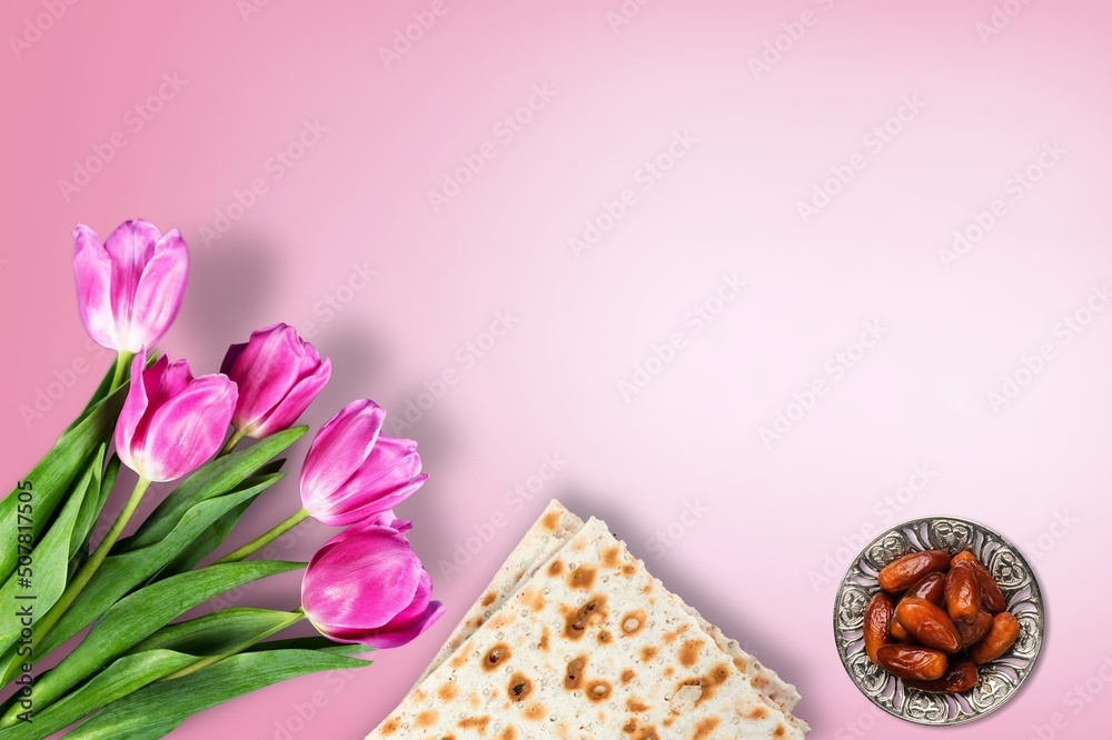 犹太节日逾越节概念与matzah，坚果，鲜花。Seder Pesach春季节日背景