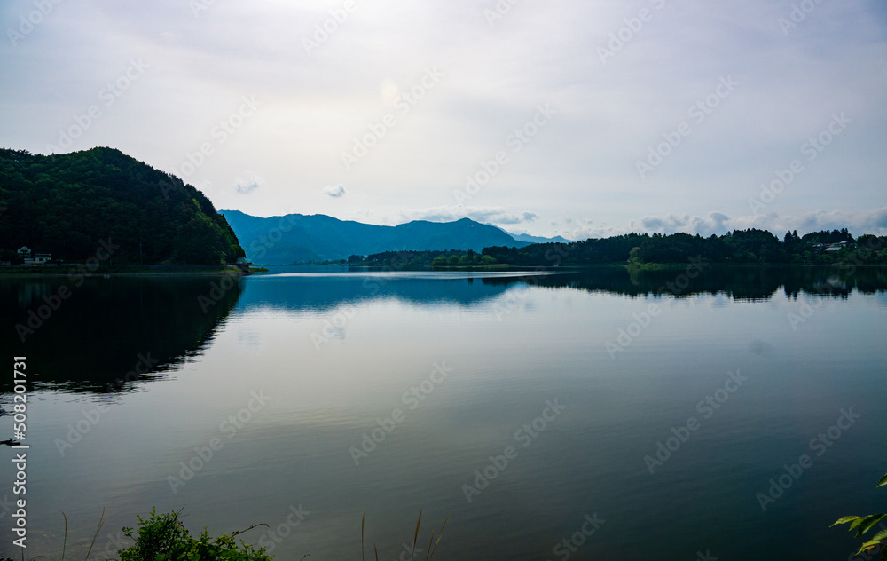 朝もやの湖畔　河口湖