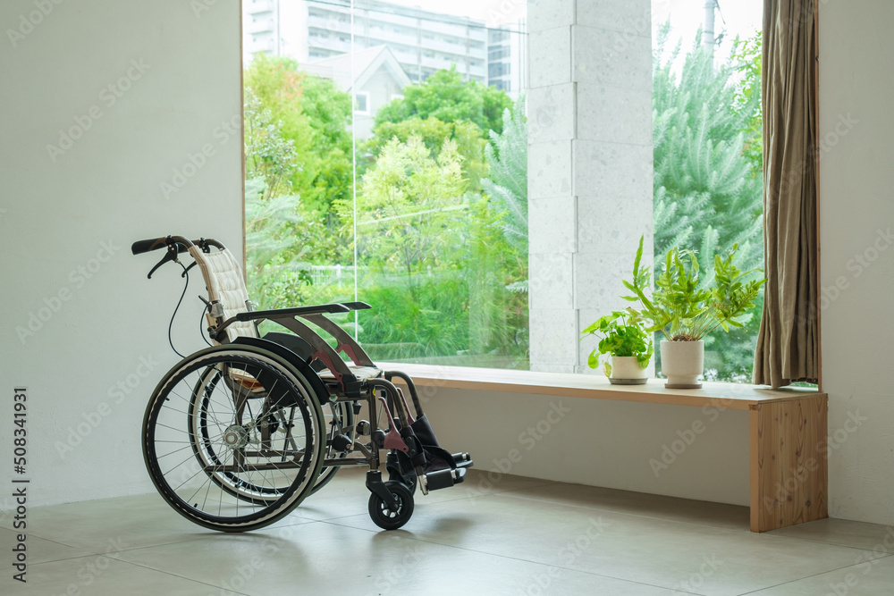 車椅子の置かれたバリアフリーな部屋