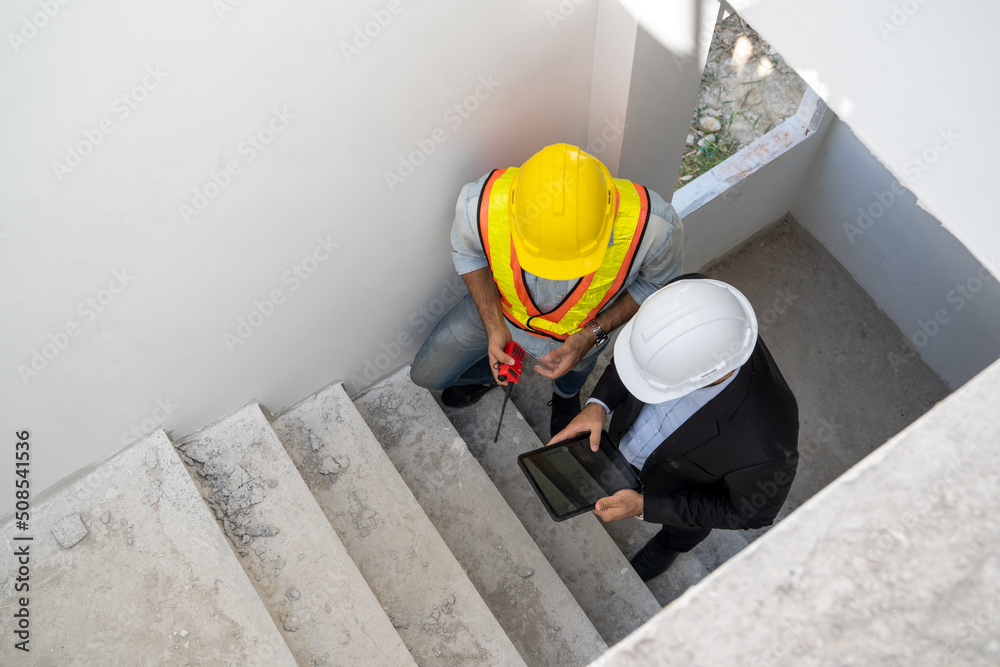 工程师和商人正在建筑工地规划施工，新住宅小区