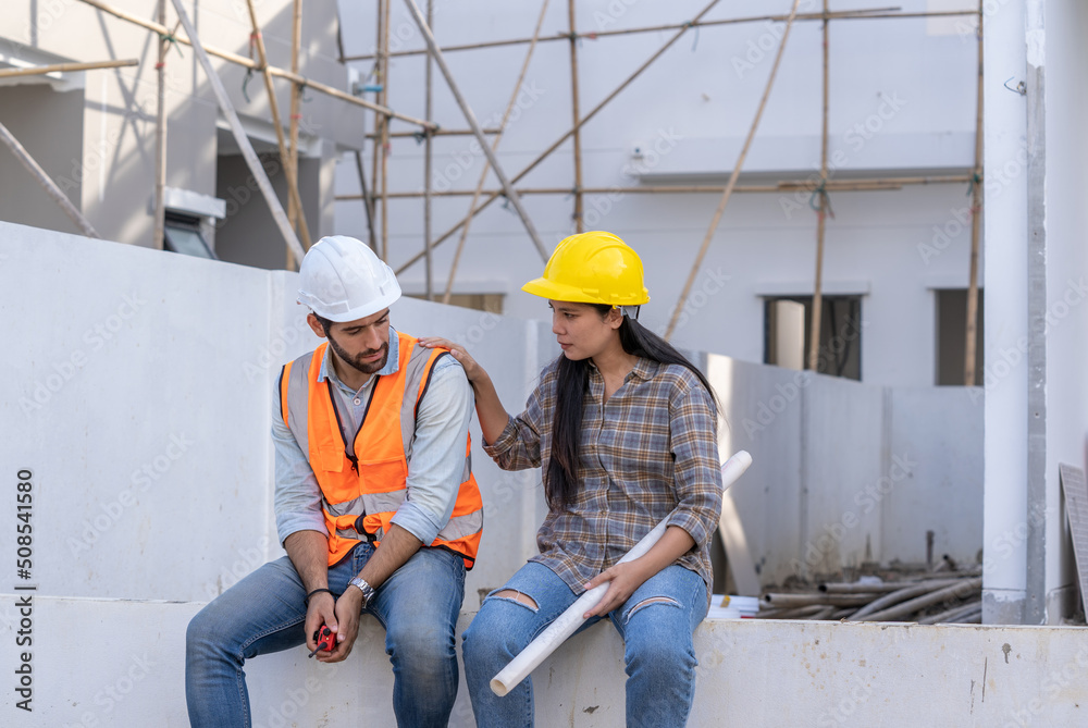 工程师和建筑师在施工现场压力很大，他在工作中有问题，工程c