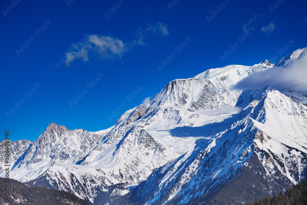 阳光明媚的冬日，白朗峰阿尔卑斯山脉被雪覆盖