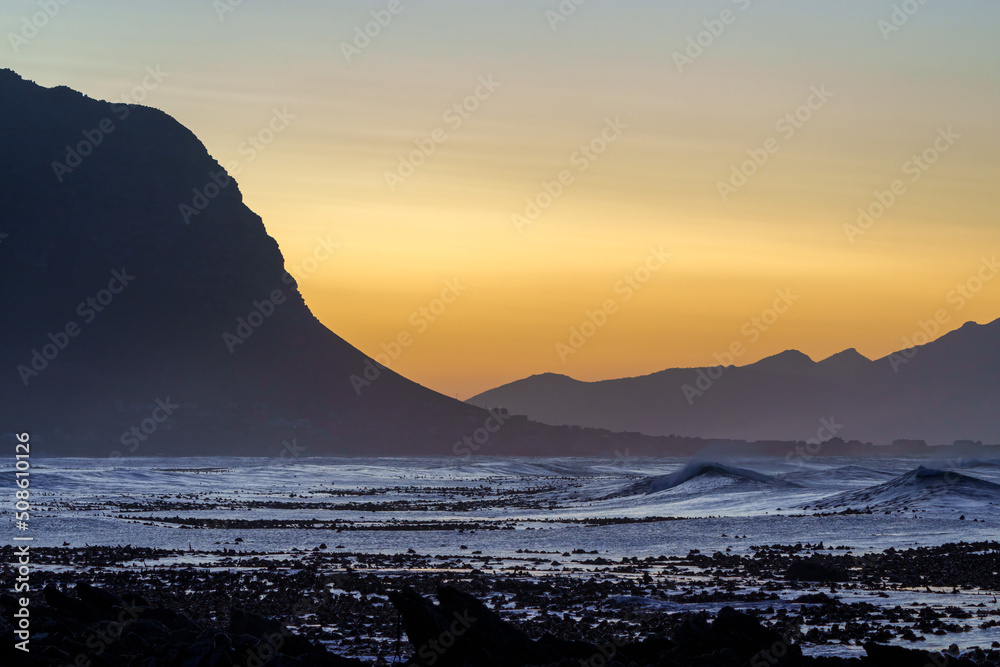 日出在Stony Point，Bettys（Bettys）Bay，Whale Coast，Overberg，西开普省，南非。