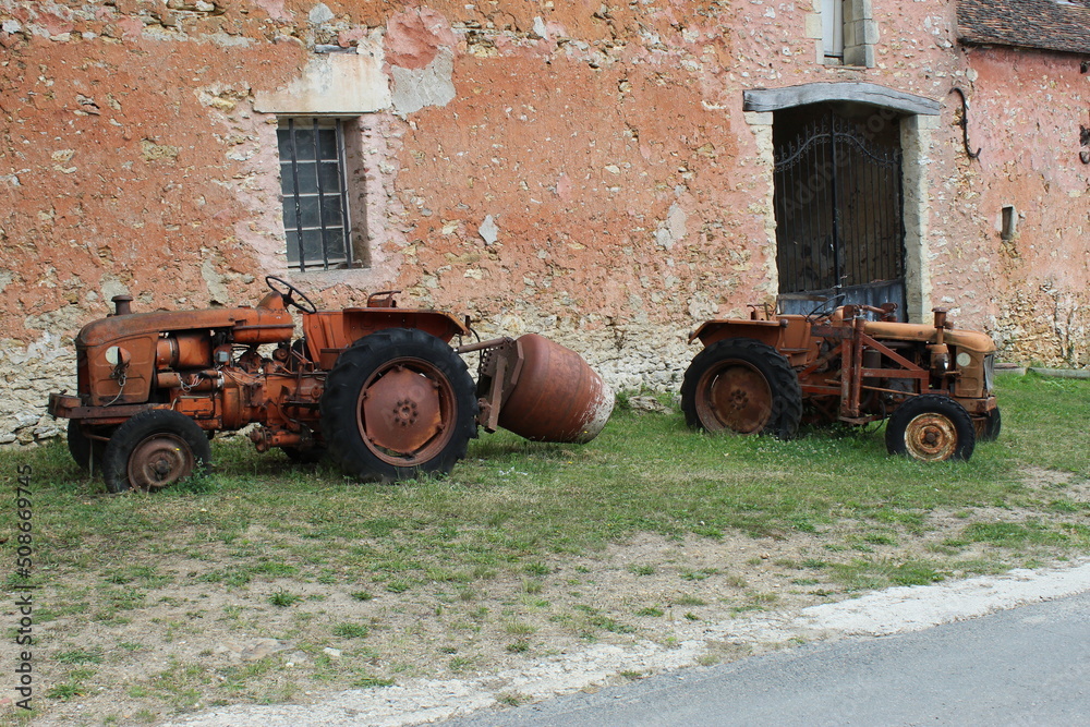 La nature, des chevaux, une ferme avec des tracteurs.
