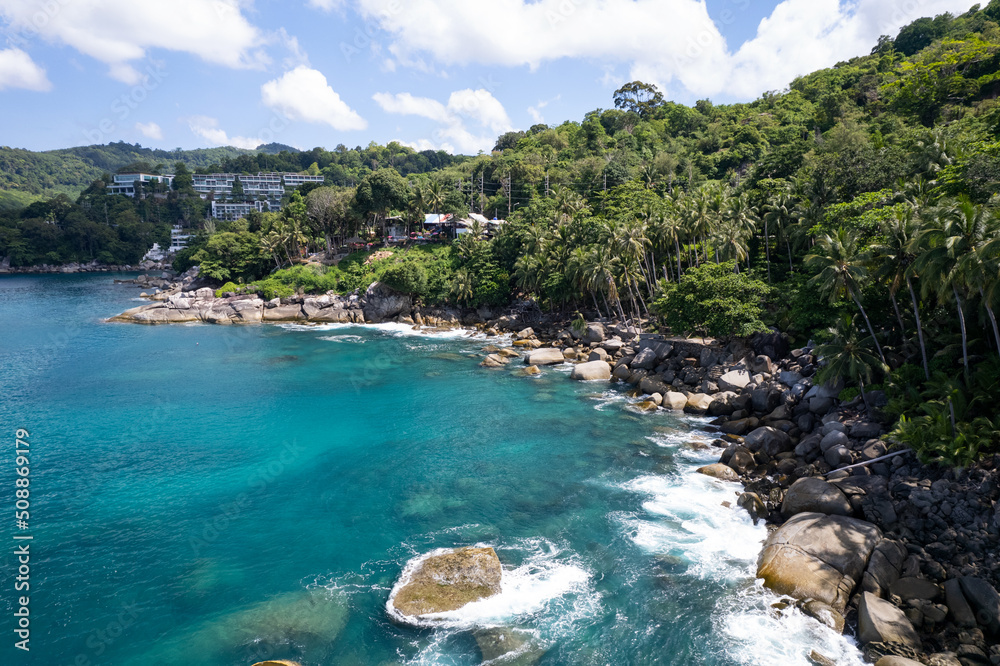 普吉岛海岸鸟瞰图。美丽的海面令人惊叹的海浪海景山