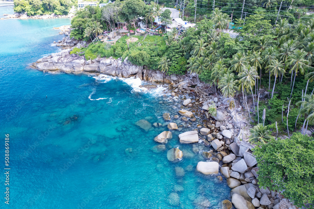 普吉岛海岸鸟瞰图。美丽的海面令人惊叹的海浪海景山